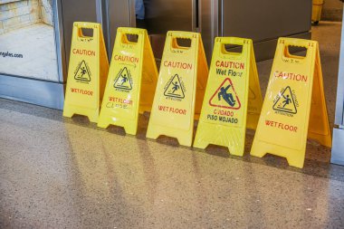 Los Angeles, ABD - 23 Şubat 2020: Sarı ve plastik tabelalar kaygan zemini gösterir veya uyarır ve dikkatli olur