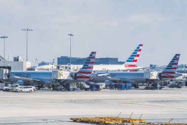 Los Angeles, ABD - 23 Şubat 2020: Platform boş / terk edilmiş görünürken uçaklar havaalanı terminalinin kapısının yanında bekliyor ve park ediyorlar