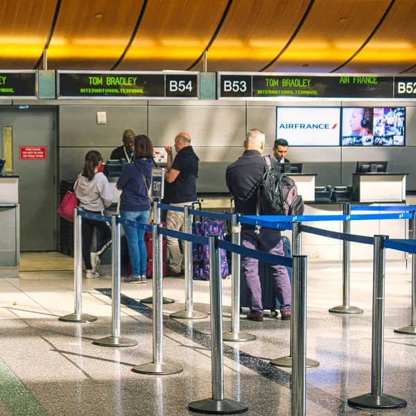 Los Angeles Usa Februari Många Passagerare Står Och Väntar Incheckning — Stockfoto