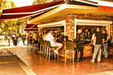 Tel Aviv, İsrail - 11 Kasım 2010: Tel Aviv sokaklarında müşterilerin oturduğu bir bar kafesi