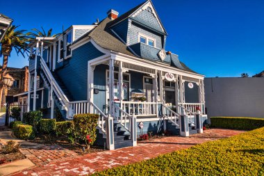 Ventura, ABD - 21 Şubat 2020: verandası ve giriş merdivenleri olan tipik bir Amerikan ahşap evi