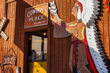 Flagstaff, ABD - 29 Aralık 2011: Flagstaff 'ta yerli Amerikan ve kovboy malları satan bir ticaret merkezi