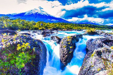 Puerto Varas, Şili - 10 Kasım 2014: Şili 'nin güneyindeki dağlara dökülen sular, çağlayan kayalar ve çağlayan nehirler veya dereler