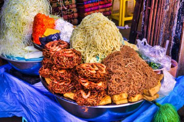 Yangon, Myanmar - 03 Aralık 2012: Erişte ve karidesle servis edilen ünlü bir Myanmar yerel yemeği