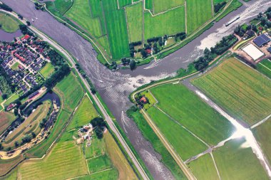Pekin, Çin - 20 Temmuz 2010: kanallı tipik bir Hollanda kırsal manzarası