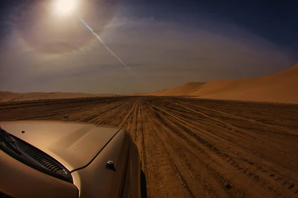 卡塔尔多哈 2010年1月28日 在沙漠中驾驶4X4是一次冒险 因为沙子到处都不一样 车的反应也不一样 — 图库照片