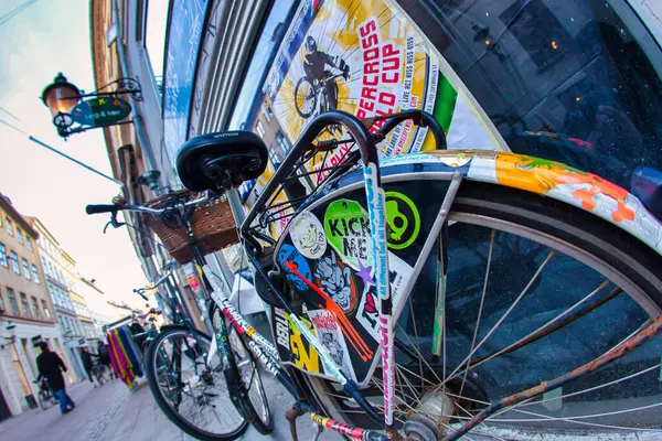 Kopenhag, Danimarka - 17 Mayıs 2010: park halindeki bisikletinin yakını çıkartmalarla dolu modern modern bir sokak