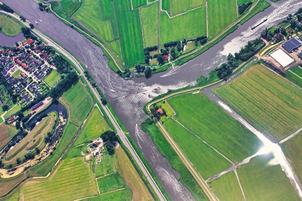 Pekin, Çin - 20 Temmuz 2010: kanallı tipik bir Hollanda kırsal manzarası