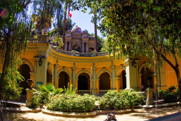 智利圣地亚哥 2014年11月7日 智利圣地亚哥令人印象深刻的殖民宫殿建筑五彩斑斓 装饰华丽 — 图库照片