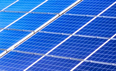 Güneş panelleri çatıya ya ya da dışarıya yerleştirilir sürdürülebilir yenilenebilir güneş enerjisi toplanır