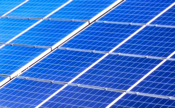 Güneş panelleri çatıya ya ya da dışarıya yerleştirilir sürdürülebilir yenilenebilir güneş enerjisi toplanır