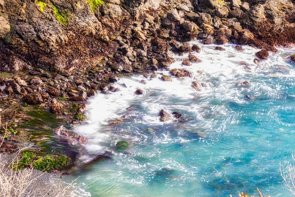 2020 태평양의 로인해 리노의해 안선의 바위들에 부딪치다 — 스톡 사진
