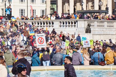 Londra, Birleşik Krallık - 6 Mart 2022: İngiliz başkentinin merkezindeki Trafalgar Meydanı 'nda bir Rus Savaşı Pro Ukrayna gösterisi devam ediyor