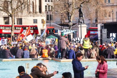 Londra, Birleşik Krallık - 6 Mart 2022: İngiliz başkentinin merkezindeki Trafalgar Meydanı 'nda bir Rus Savaşı Pro Ukrayna gösterisi devam ediyor