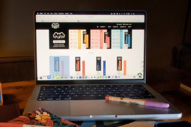 Lahey, Hollanda - 13 Mart 2022: Bir gencin bilgisayarındaki popüler tüttürme çubukları internette satılıyor