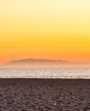 Ventura, ABD - 21 Şubat: Pasifik Okyanusu, plaj ve tropikal Kaliforniya kumu üzerinde huzurlu bir gün batımı