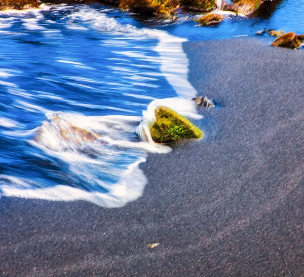 美国夏威夷 2012年9月7日 在长期暴露的夏威夷大岛上 我们看到蓝色的海水在黑色海滩上冲刷着白色泡沫 — 图库照片