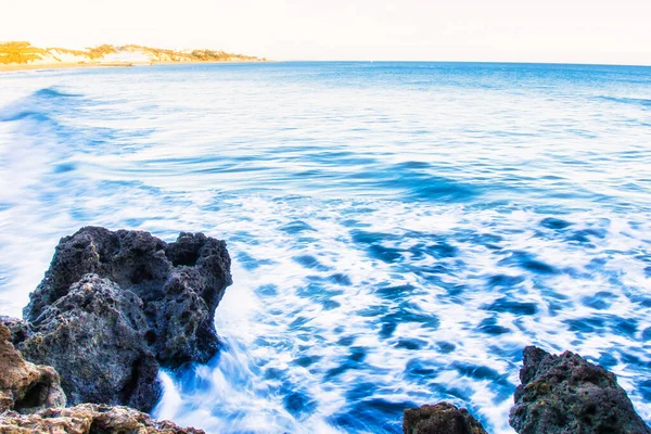 Albufeira Portugal Januar 2016 Die Wellen Des Meeres Rollen Gegen — Stockfoto