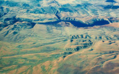 Hanford, ABD - 14 Ekim 2013: Yüksek çöl. Çöldeki dağlar, gölgeler ve su deposu..