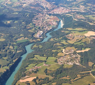 Bellegarde, Fransa - 6 Eylül 2021: Fransız Ren Nehri Bellegarde şehrine doğru Fransız Alpleri 'nden kayarak ilerliyor.