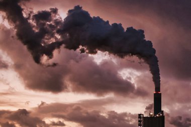 Rotterdam, Hollanda - 22 Kasım 2021: Bir petrokimya fabrikasının gaz borusu atmosfere çok miktarda CO2 gönderiyor