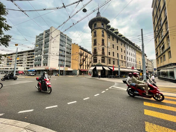 Ginevra Svizzera Settembre 2021 Due Scooter Stanno Guidando Una Piazza — Foto Stock