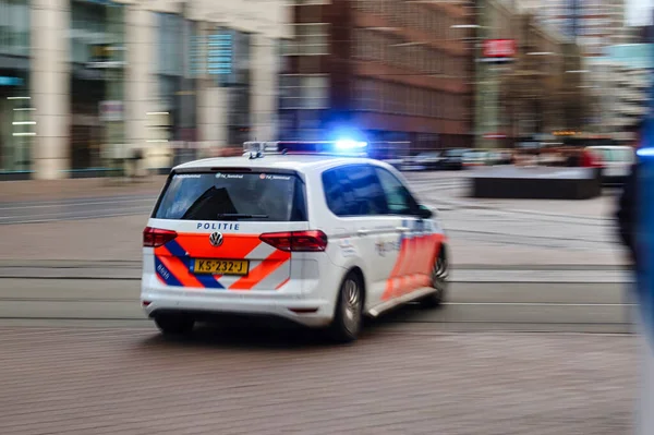 Гаага Нидерланды Ноября 2021 Года Полицейская Машина Мчится Улице Сиреной — стоковое фото
