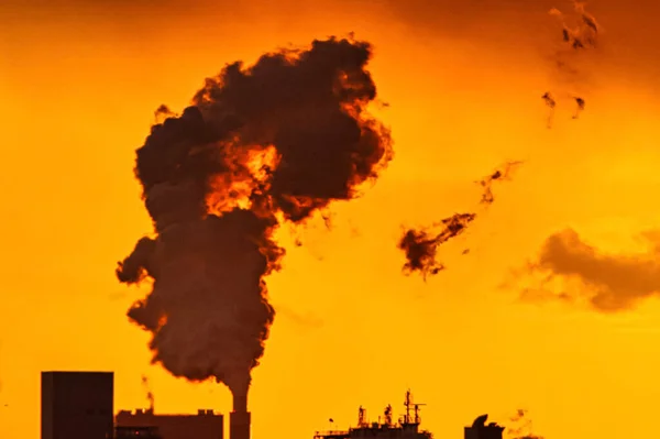 2021年11月22日 荷兰鹿特丹 一家石化厂的烟道向大气中排放了大量二氧化碳 — 图库照片