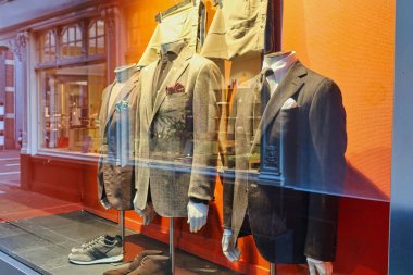 Den Haag, Hollanda - 10 Ocak 2022: Bir dükkan vitrininde vitrin farklı renklerde takım elbiseler sergileniyor