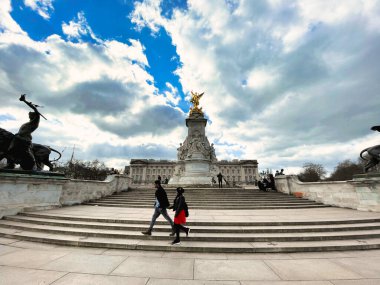 Londra, Birleşik Krallık - 6 Mart 2022: Kraliçe Victoria Anıtı 'nda ve Buckingham Sarayı' nın alışveriş merkezi tarafında turistler