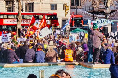 Londra, Birleşik Krallık - 6 Mart 2022: İngiliz başkentinin merkezindeki Trafalgar Meydanı 'nda bir Rus Savaşı Pro Ukrayna gösterisi devam ediyor