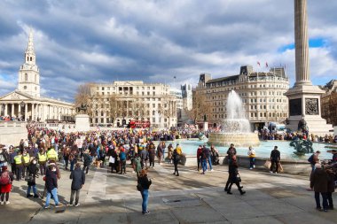 Londra, Birleşik Krallık - 6 Mart 2022: İngiliz başkentinin merkezindeki Trafalgar Meydanı 'nda bir Rus Savaşı Pro Ukrayna gösterisi devam ediyor