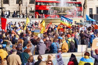 Londra, Birleşik Krallık - 6 Mart 2022: İngiliz başkentinin merkezindeki Trafalgar Meydanı 'nda bir Rus Savaşı Pro Ukrayna gösterisi devam ediyor