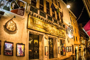 Venedik, İtalya - 16 Şubat 2016: Turistler yokken Venedik ziyareti. Sadece birkaç hizmet ve bina açık..