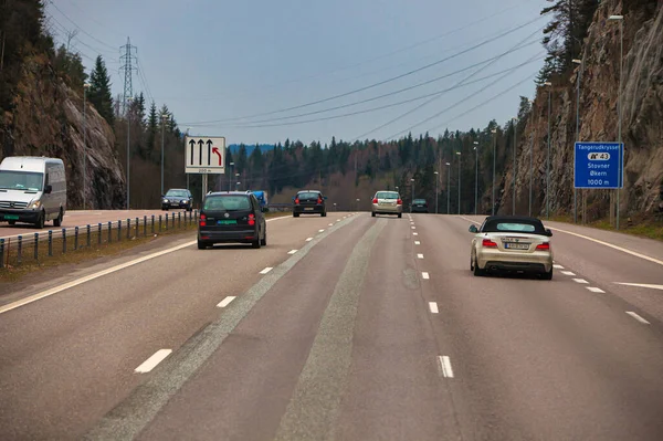 Oslo Norwegia Kwietnia 2012 Widok Autostradę Pobliżu Oslo Przechodzącą Przez — Zdjęcie stockowe