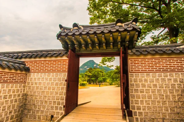 韩国首尔 2015年6月11日 大楼的入口大门 Entrance Gate One Areas Complex 所有人都有自己的城墙和入口 参观首尔的主要寺庙和宫殿建筑群 — 图库照片