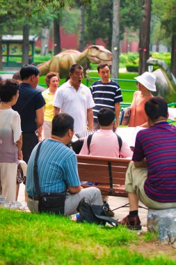 Pekin, Çin - 18 Temmuz 2010: parktaki yaşlı Çin vatandaşları boş vakitlerinde birlikte şarkılar söylüyorlar