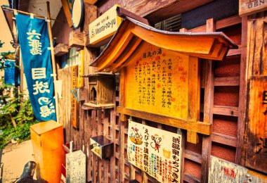 Yudanaka, Japonya - 24 Ekim 2017: Yudanaka 'daki bir binanın duvarında ahşap bir ilan tahtası