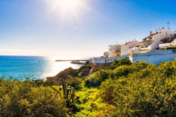 Albufeira, Portekiz - 18 Ocak 2016: Köyün hemen dışındaki kayalıklara villalar inşa edildi.