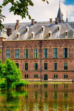 Lahey, Hollanda - 26 Temmuz 2013: Hollanda parlamentosu ve göleti kale gibi görünüyor