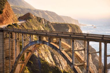 Big Sur, ABD - 18 Şubat 2020: Big Sur ve dünyaca ünlü Bixby Köprüsü 'nün etkileyici bir manzarası