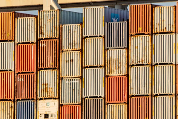 Rotterdam, Hollanda - 22 Kasım 2021: bir konteyner gemisinin güvertesindeki konteynır yığını büyük vinçler tarafından boşaltılmaya hazır