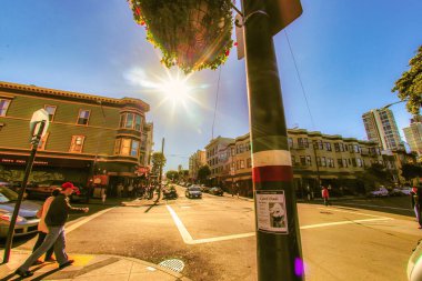 San Francisco, ABD - 26 Ocak 2013 San Francisco 'da San Francisco' da kaldırımlarında insanlar ve bir sürü İtalyan restoranı olan bir kavşak..