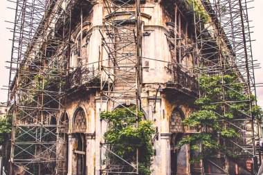 Havana, Küba - Temmuz 06 2018: Bu sömürge dönemine ait binaların bakımı için para olmadığı için bina bitkilerle dolu..