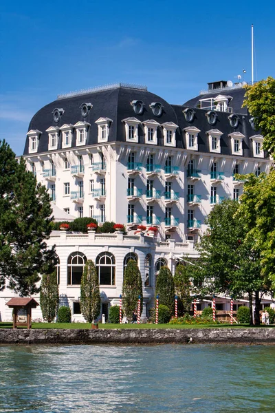 Annecy, Fransa - 21 Ağustos 2008: Hotel Imperial, 19. yüzyıldan itibaren güzel beyaz bir otel