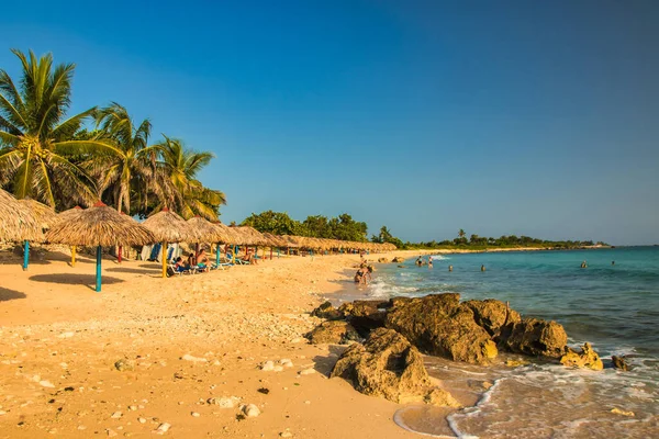 Trinidad, Küba - 15 Temmuz 2018: 18. yüzyılda hala taş kaldırımlı caddeleri olan eski bir İspanyol sömürge kasabası. Sahilde kayalar vardı.