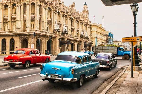 Havana, Küba - Temmuz 06 2018: Sokakta klasik arabalar şehir merkezinde bir trafik lambasının önünde bekliyor.