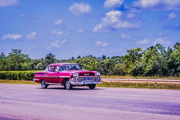 Havanna Kuba Juli 2018 Ein Roter Oldtimer Auf Der Hauptautobahn — Stockfoto