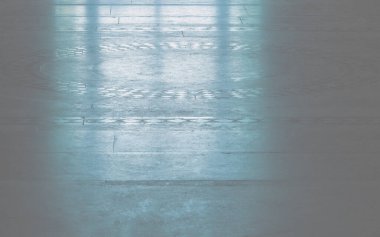 Sarayın mermer zeminindeki pencerenin gizemli yansıması