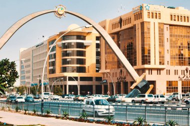 Doha, Katar - 26 Ocak 2010: Şehrin girişinde iki büyük metal kılıç Katar devletinin mührünü gösteriyor